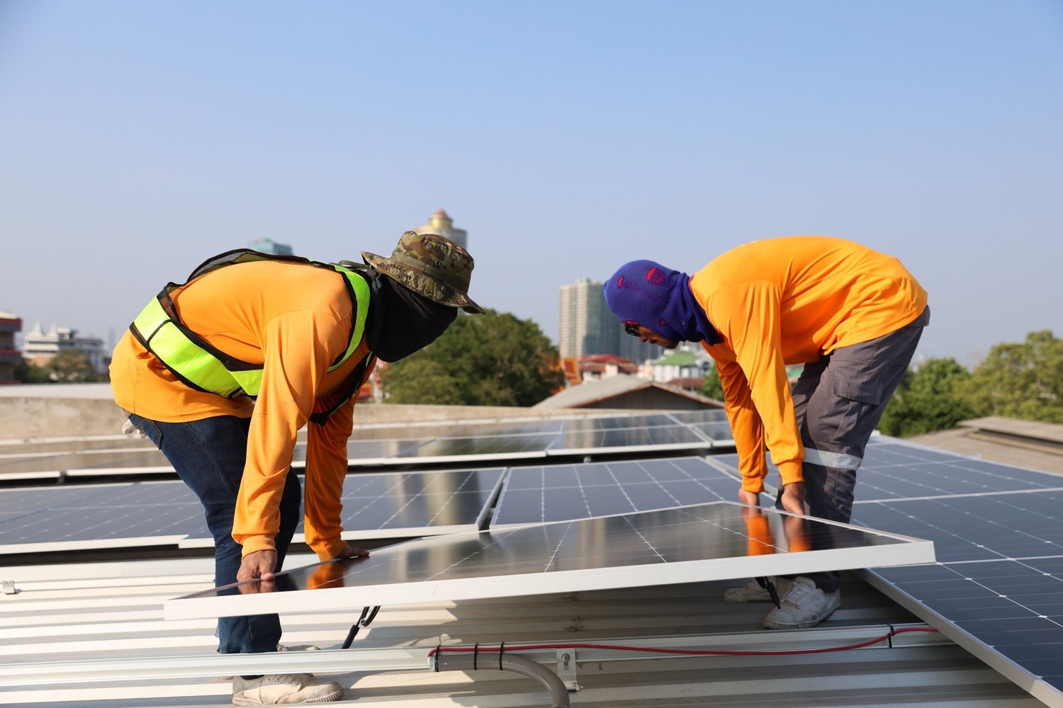 technicians install photovoltaic solar modules on 2025 03 16 09 17 45 utc (1)